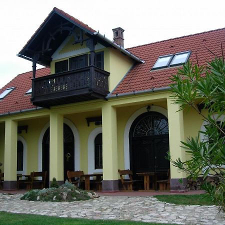 Nitt Pince Es Panzio Bed & Breakfast Kisharsany Bagian luar foto